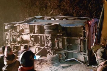 வெளிநாடொன்றில் கவிழ்ந்து விபத்துக்குள்ளான பேருந்து! 13 பேருக்கு நேர்ந்த சோகம்