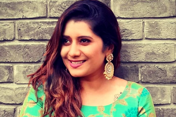 நடு ரோட்டில் அமர்ந்து வீடியோ வெளியிட்ட தொகுப்பாளினி பிரியங்கா.. நீங்களே பாருங்க | Priyanka Deshpande Latest Insta Video