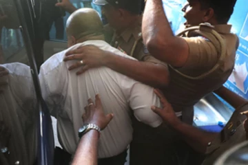 කාර්යාල අඩස්සියේ සිටි කොළඹ ජාතික රෝහලේ නියෝජ්‍ය අධ්‍යක්ෂවරයා පොලිසිය මුදාගනී