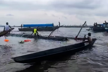 படகு கவிழ்ந்ததில் 26 பேர் பரிதாப உயிரிழப்பு