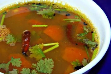 ரசத்தில் விஷம் கலந்து மொத்த குடும்பத்தையே கொன்ற பெண்: விசாரணையில் அதிர்ச்சி