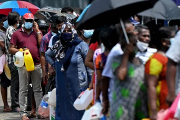 இலங்கையில்   தொடரும் நெருக்கடியால்  நாட்டைவிட்டு வெளியேறும் மக்கள்!