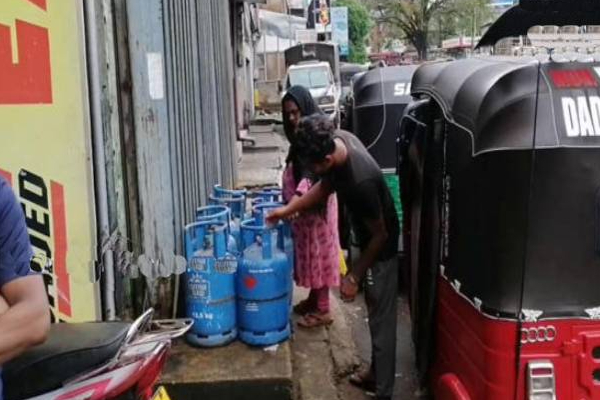 திடீரென காணாமல் போன எரிவாயு சிலிண்டர்கள்! அதிர்ச்சியடைந்த மக்கள் | Hatton Cooking Gas Company Lpg Cylinder Missing