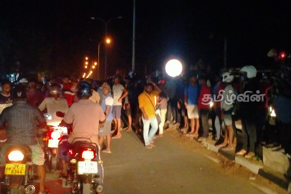 கிளிநொச்சியில் எரிபொருள் நிலையத்திற்கு முன்பாக மக்கள் போராட்டம் (Photos) | Disappointment Left For People Waiting To Get Fuel