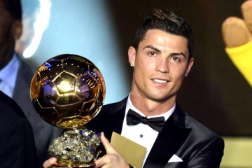 பாலன் டி ஓர் விருதை கோடீஸ்வரர் ஒருவருக்கு விற்ற ஜாம்பவான் ரொனால்டோ! ஏன் தெரியுமா?