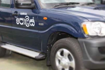පොලිස් ජිප් රථයක තැන තැන අසභ්‍ය වැකි ලියලා සූරලා ගිහින්.