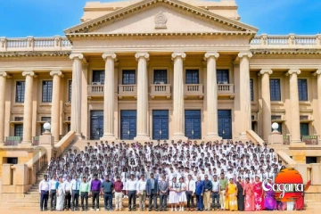 කාටද ඉතින් ආඩම්බර, ජනාධිපති ඔෆිස් එක බලන්න අනුරගෙ ගමෙනුත් පුංචි අමුත්තෝ ටිකක් [PHOTO]