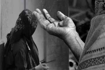 யாழில் மதுபோதையில் நடமாடும் பெண் யாசகர்கள்