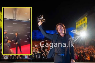 සුපිරි බොලිවුඩ් නළු ෂාරුක් ඛාන් මහල්ලකු තල්ලු කරලා අවසානයේ සිදු වූ දේ. - (VIDEO)