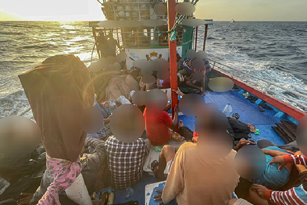 சட்டவிரோதமாக வெளிநாடு செல்ல முயன்ற 85 பேர் கைது (படங்கள்) | Sl Navy Attempted To Migrate Illegally By Boat