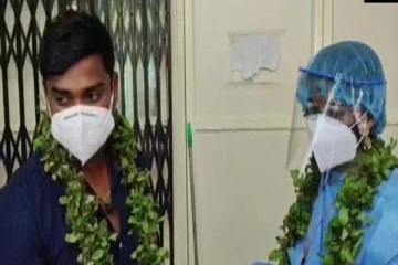 கொரோனா பாதித்த மணமகனை கரம் பிடித்த மணமகள்; ஓர் நெகிழ்ச்சி சம்பவம்!