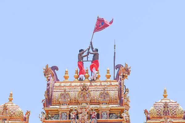 நல்லூர் வரவேற்பு வளைவில் பறக்கும் சேவல் கொடி (படங்கள்) | Rooster Flag At Nallur Welcome Ramp