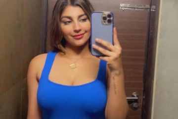 ட்ரெண்டியான உடையில் யாஷிகா ஆனந்த் ஹாட் போட்டோஷூட்