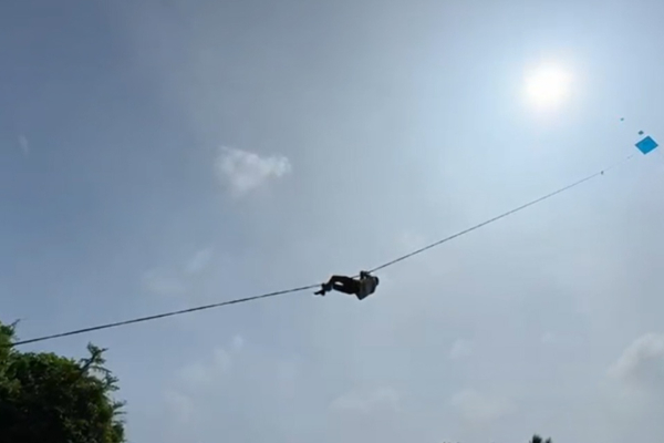 யாழில் கோலாகலமாக ஆரம்பமாகிய பட்டத் திருவிழா ; பட்டத்துடன் வான்நோக்கி இழுத்துச் செல்லப்பட்ட இளைஞன் | Man Was Dragged Into The Air With A Sword Jaffna