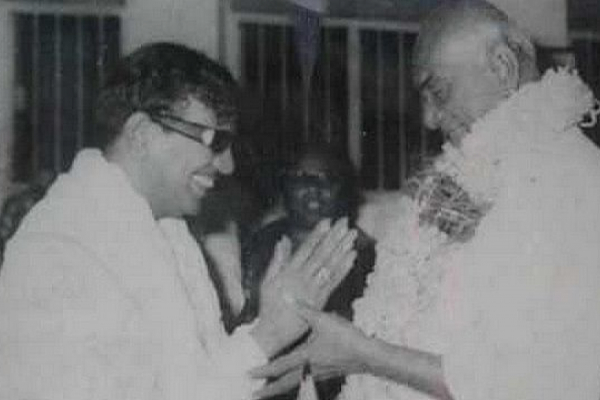 காமராஜருக்கும் எம்ஜி ஆரின் மனைவிக்கும் இடம் கொடுக்க விடாமல் தடுத்தாரா கருணாநிதி! நடந்தது என்ன? | Kamarajar Mgr Wife Karunanidhi காமராஜருக்கும் எம்ஜி ஆரின் மனைவிக்கும் இடம் கொடுக்க விடாமல் தடுத்தாரா கருணாநிதி! நடந்தது என்ன? | Kamarajar Mgr Wife Karunanidhi