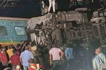 50 අදික පිරිසකට මරු කැදවූ ඉන්දියාවම හෙල්ලු භයානක දුම්‍ රිය අනතුර..