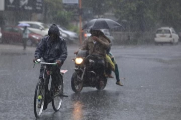 குடை, ரெயின்கோட் முக்கியம்... தமிழகத்தில் இன்னும் 4 நாட்களுக்கு இந்த 7 மாவட்டங்களில் வெளுக்கப்போகும் மழை!