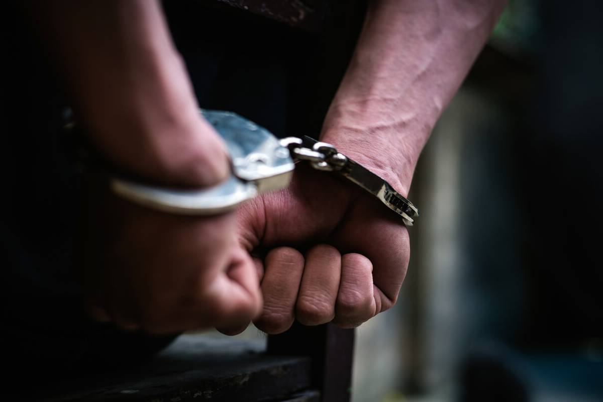 கிழக்குப் பகுதியில் இளைஞர் ஒருவர் பொலிஸாரால் அதிரடியாகக் கைது | Police Arrest A Young Man In Eastern கிழக்குப் பகுதியில் இளைஞர் ஒருவர் பொலிஸாரால் அதிரடியாகக் கைது | Police Arrest A Young Man In Eastern