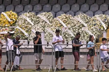 கால்பந்து ஜாம்பவான் பீலேவிக்கு நீண்ட வரிசையில் நின்று கண்ணீர் அஞ்சலி செலுத்திய ரசிகர்கள்!