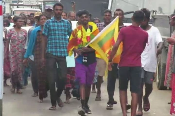 டயகமவிலிருந்து தனிமனிதர் ஒருவர் நடை பவனியாக கொழும்பு காலிமுகத்திடலிற்கு பயணம் (Photos)