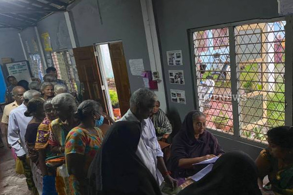 வவுனியாவில் அரச அதிகாரியால் முதியோர்களுக்கு நேர்ந்த நிலை! | Elderly People Vavuniya Waiting By Govt Official