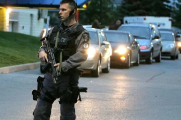 கனடாவில் பெரும் அசம்பாவிதம் தவிர்ப்பு... ஆயுதங்களுடன் சிக்கிய தந்தையும் மகனும்