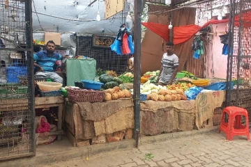 சுழன்றடித்த காற்று; தூக்கி வீசப்பட்ட நகரசபை கடைத் தொகுதி! (Photos)