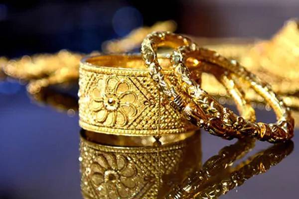 கொழும்பில் தம்பதியினரை மிரட்டி தங்கநகை மற்றும் பெருந்தொகை பணம் கொள்ளை | Husband And Wife Robbed Of 4 Million Rupees