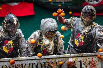 ஆரஞ்சு பழப் போர்…மூன்று ஆண்டுகளுக்கு பிறகு இத்தாலியில் களைகட்டிய திருவிழா