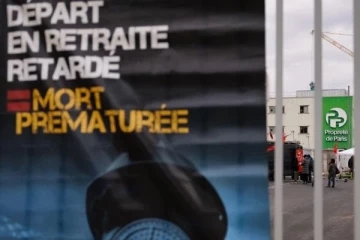 பிரான்ஸ் வேலைநிறுத்தத்தால் பாரீஸ் நகர தெருக்களுக்கு ஏற்பட்டுள்ள மோசமான நிலைமை