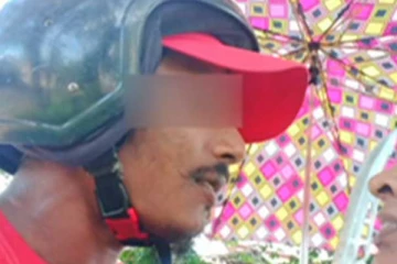 තරුණියගේ සෙල්ෆියට හසුවූ මාල හොරා