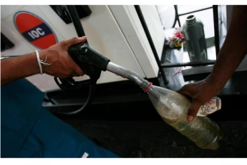 இலங்கையில் தீவிரமடையும் போராட்டம் : தீயில் கருகி பொது சொத்துக்கள் சேதமடைவதால் பெட்ரோல், டீசல் விற்பனை நிறுத்தம்!