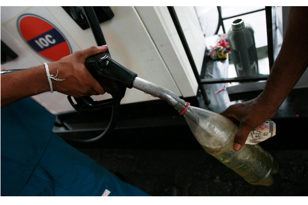 இலங்கையில் தீவிரமடையும் போராட்டம் : தீயில் கருகி பொது சொத்துக்கள் சேதமடைவதால் பெட்ரோல், டீசல் விற்பனை நிறுத்தம்! - தமிழ்நாடு