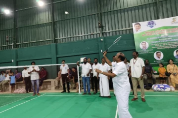 இறகுப்பந்து போட்டி - துவங்கி வைத்து உற்சாகமாக விளையாடிய அமைச்சர் கே.ஆர்.பெரிய கருப்பன்