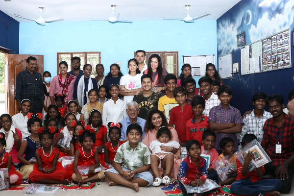 நடிகை சினேகாவின் அப்பாவா இது? எப்படி இருக்கின்றார்னு பாருங்க... திகைக்க வைத்த சர்ப்ரைஸ்! | Sneha Celebrate Her Father Birthday