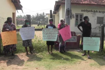 நொச்சிமுனை கிராம சேவையாளரை உடன் இடமாற்றுமாறு பொதுமக்கள் ஆர்ப்பாட்டம்