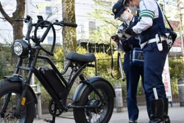 சைக்கிள் ஓட்டும் போது செல்போனில் பேசினால் 6 மாத சிறை... எந்த நாட்டில் தெரியுமா?