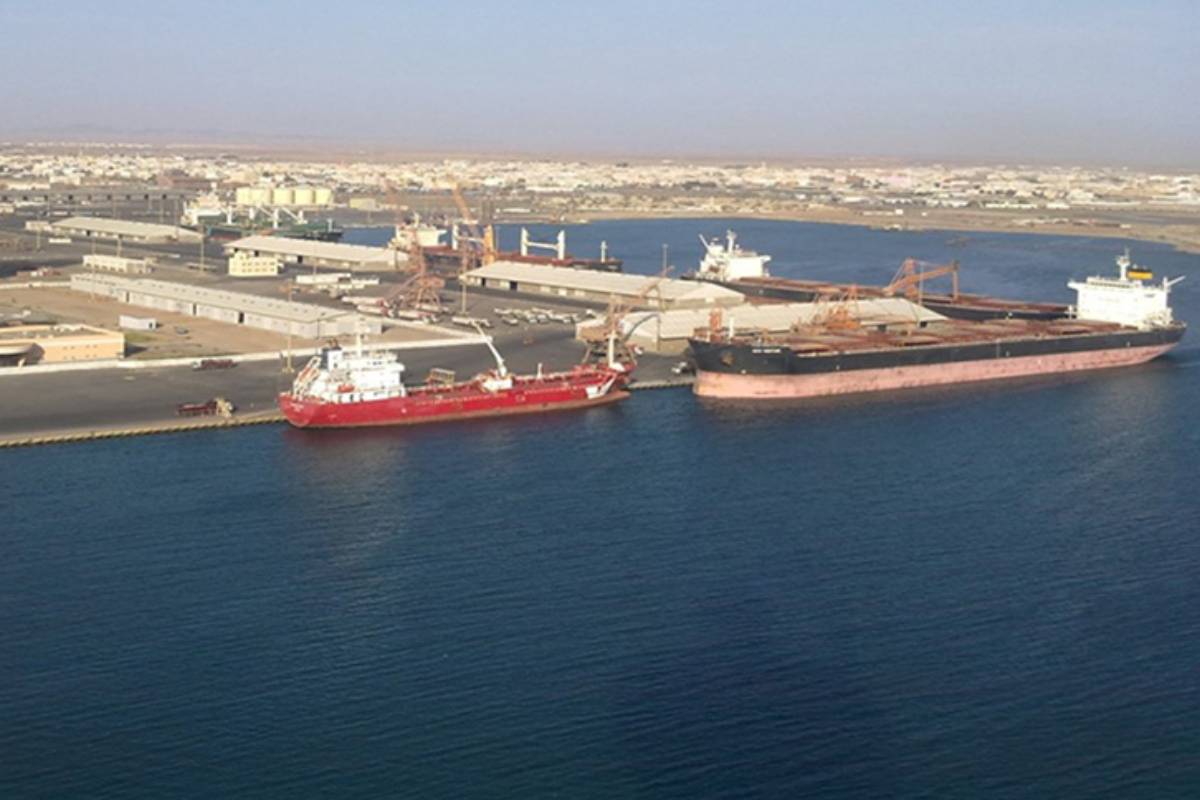 எண்ணெய் ஏற்றுமதிக்கு அதிரடியாகத் திட்டமிட்ட சவுதி அரேபியா: மொத்தமாக முடித்த ஹவுதிகள் | Saudis Found Escape Houthis Shut எண்ணெய் ஏற்றுமதிக்கு அதிரடியாகத் திட்டமிட்ட சவுதி அரேபியா: மொத்தமாக முடித்த ஹவுதிகள் | Saudis Found Escape Houthis Shut