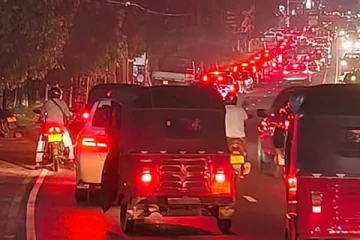 දීර්ඝ තෙල් පෝලිම්…