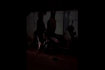 யாழில் நடுரோட்டில் மதுபோதையில் தாயும், மகளும் செய்த காரியம்; இரவில் நடந்த சம்பவம்!