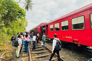 சாகரிகா தொடருந்து மோதி முச்சக்கரவண்டி சாரதி மரணம்! மக்கள் போராட்டம்