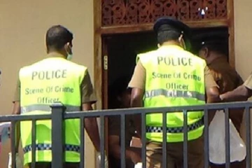 பூச்செண்டுடன் பெண்ணின் சடலம்; தூக்கில் தொங்கிய ஆண்; பிரிந்து வாழ்ந்த தம்பதியினர் ஒரே வீட்டில் சடலங்களாக மீட்பு