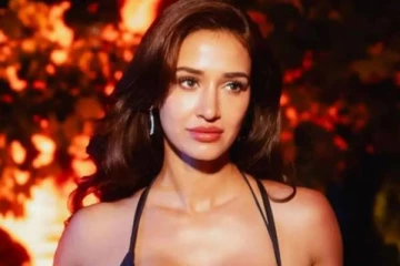 40 ஆயிரம் டாப்.. 28 ஸ்கர்ட்!! வாய்ப்பிளக்க வைக்கும் நடிகை திஷா பதானியின் ஆடை விலை..