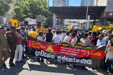 மின்சார சபை முன் பாரிய போராட்டம் : குவிக்கப்பட்ட பொலிஸார்