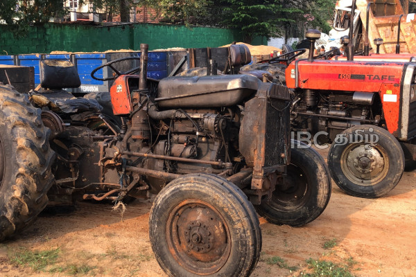 உழவு இயந்திரம் மீது அதிரடிப்படையினரின் துப்பாக்கிச் சூடு | Stf Opens Fire Plows Carrying Illegal Sand Mining