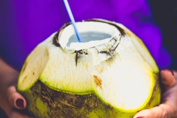 வெறும் வயிற்றில் இளநீர் குடிக்கலாமா? யாரெல்லாம் தொடவே கூடாது!