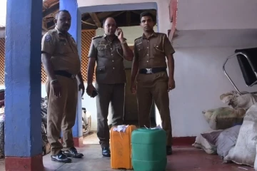 சட்டவிரோதமாக டீசலை பதுக்கி வைத்திருந்த ஒருவர் கைது (PHOTOS)