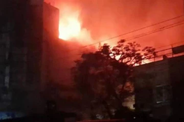 தலவாக்கலையில் சற்றுமுன் பயங்கர தீ விபத்து... 5 வீடுகள் முற்றிலும் சேதம்!