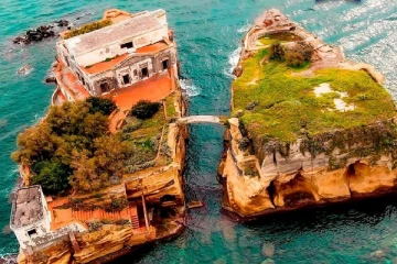 இந்த தீவை யார் வாங்கினாலும் சபிக்கப்படுவார்கள் என்ன காரணம் தெரியுமா?