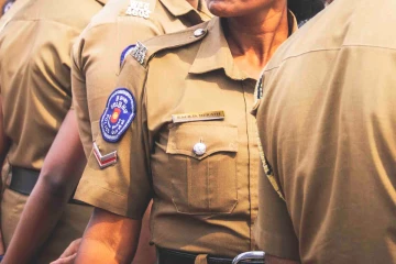 தமிழர் பகுதியை மிரள வைத்த பெண் பொலிஸ் அதிகாரி ; சாணம் வீசி கத்தியால் வெட்டியவருக்கு காட்டிய அதிரடி